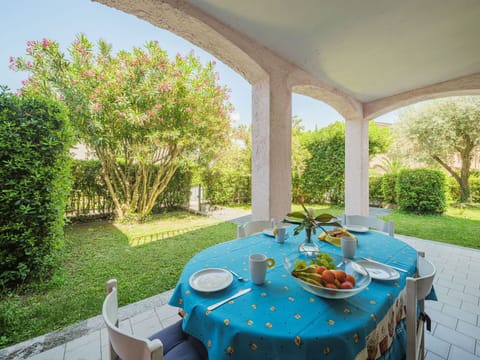 Table, Plant, Daytime, Property, Furniture, Nature, Azure, Tableware, Interior Design, Architecture