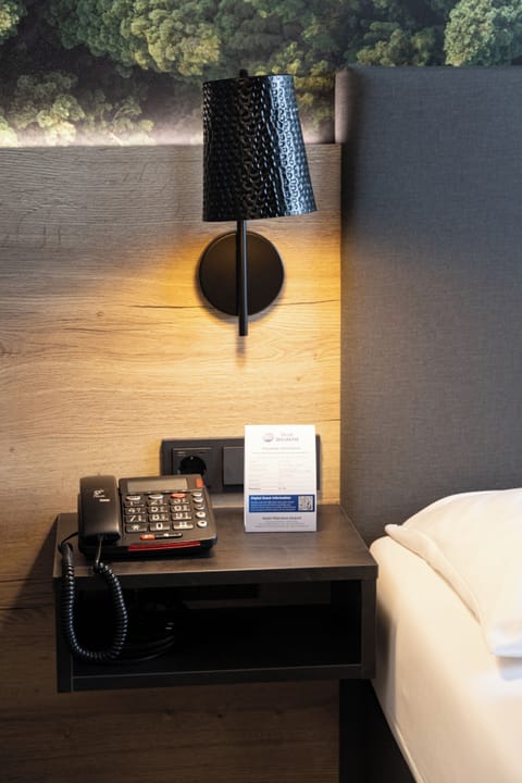 Barrierearmes Zimmer | Minibar, in-room safe, desk, laptop workspace