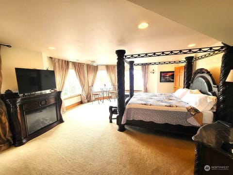 Presidential Double Room, 1 King Bed, Jetted Tub, Lake View | Free WiFi, bed sheets