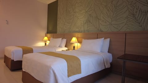 Deluxe Room, 2 Twin Beds | Desk, laptop workspace, soundproofing, iron/ironing board