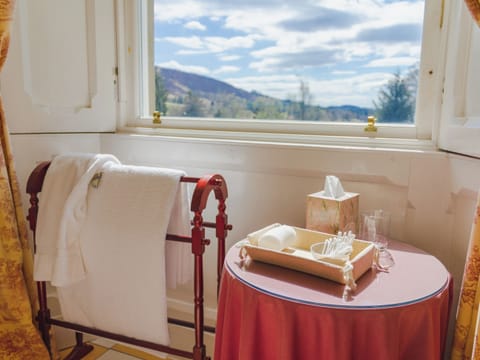 En-suite bathroom | Dalnaglar Castle - Dalnaglar Castle And Cottages, Glenshee, Cairngorms