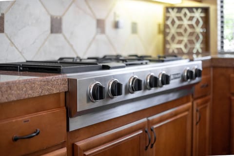 Jenn-air stove (7 burners)