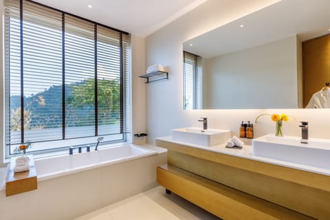 Presidential Suite | Bathroom | Separate tub and shower, rainfall showerhead, free toiletries