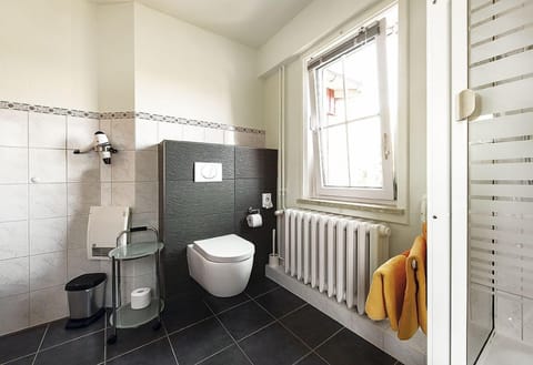 Classic Double Room, Private Bathroom (Balkon/Erker) | Bathroom | Shower, hair dryer, towels, soap