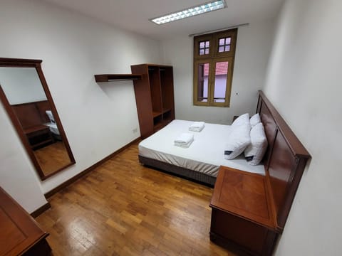 Standard Room, 1 Queen Bed, Non Smoking, Shared Bathroom | Bed sheets