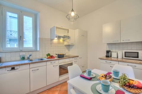 Standard Apartment, 3 Bedrooms (Bellinzona in centro) | Private kitchen | Fridge, microwave, oven, stovetop