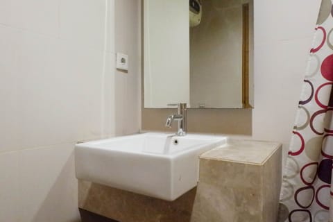 Apartment, 2 Bedrooms | Bathroom | Free toiletries, towels