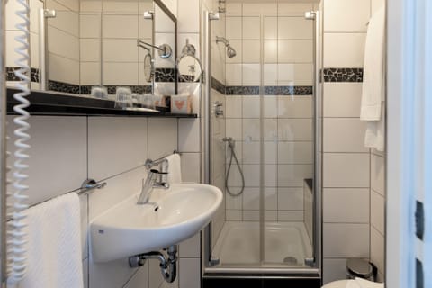 Triple Room | Bathroom | Hair dryer, towels, soap, toilet paper