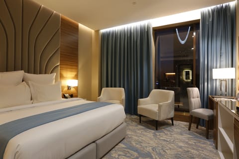 Business Suite | Premium bedding, pillowtop beds, minibar, in-room safe
