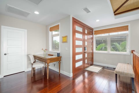 Entryway with large foyer, seating area to remove your shoes and just around the corner a desk area so that you can work remotely if needed.