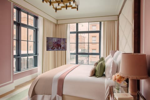 Tribeca Corner Suite | Hypo-allergenic bedding, minibar, in-room safe, desk