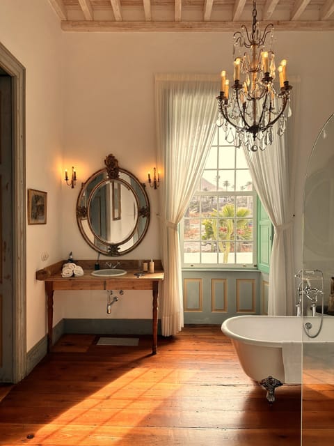 Luxury Room | Bathroom