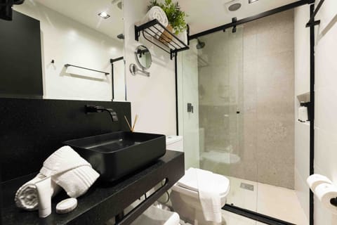 Quarto Luxo com Banheira de Hidromassagem | Bathroom | Shower, hair dryer, bathrobes, towels