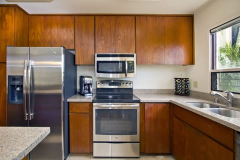 Condo, 1 Bedroom, 2 Bathrooms | Private kitchen | Fridge, microwave, stovetop, dishwasher