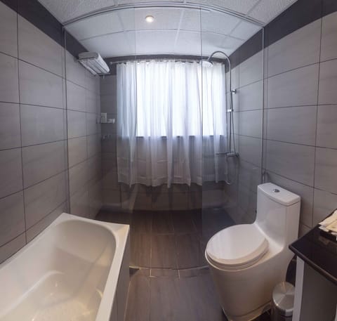 Junior Room | Bathroom | Combined shower/tub, rainfall showerhead, free toiletries, hair dryer