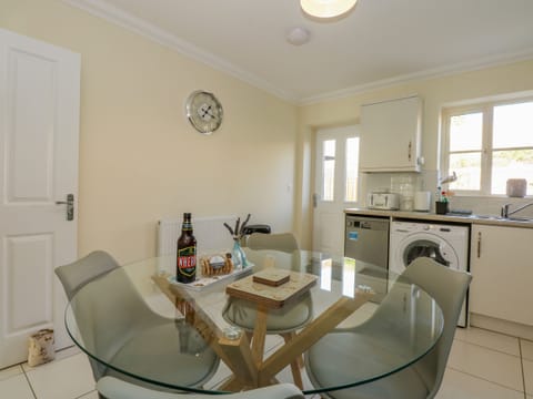 Fridge, dishwasher, cookware/dishes/utensils