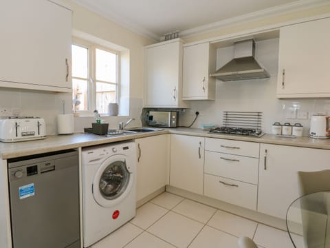 Fridge, dishwasher, cookware/dishes/utensils