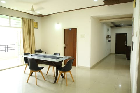 Deluxe Double Room | In-room dining
