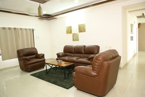 Deluxe Double Room | Living area | 40-inch LCD TV with cable channels, TV