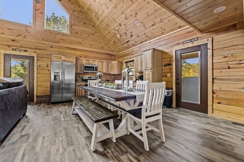 Bearadise's kitchen and dining area