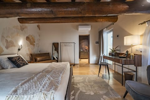 Minibar, in-room safe, desk, laptop workspace