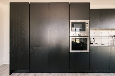 Full-size fridge, microwave, oven, stovetop