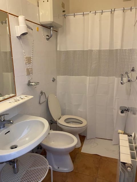 Combined shower/tub, free toiletries, hair dryer, bidet