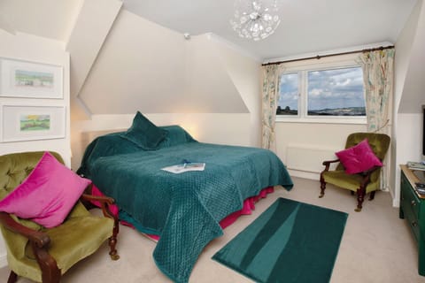 Deluxe Double Room, 1 King Bed, Hill View | Free WiFi