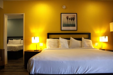 Family Room | Desk, iron/ironing board, free WiFi, bed sheets