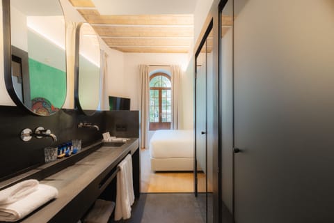 Deluxe Suite | Bathroom | Shower, hydromassage showerhead, hair dryer, bathrobes