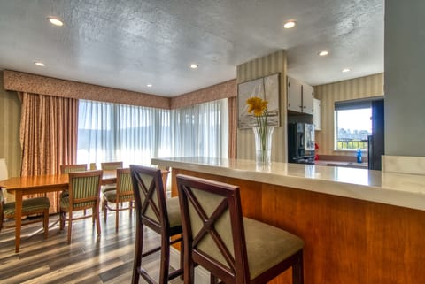 Penthouse, 2 Bedrooms | Dining room