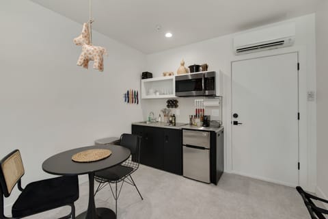 Deluxe Apartment | Private kitchen | Full-size fridge, cookware/dishes/utensils
