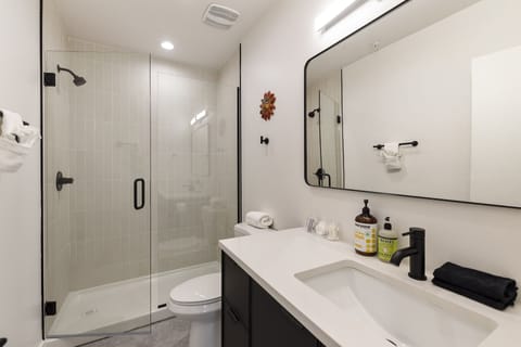 Deluxe Apartment | Bathroom