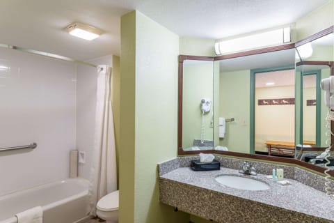 Deluxe King, 1 King Bed, Patio, Oversized Room, Leaseure Chair, Non-Smoking | Bathroom | Combined shower/tub, free toiletries, hair dryer, towels