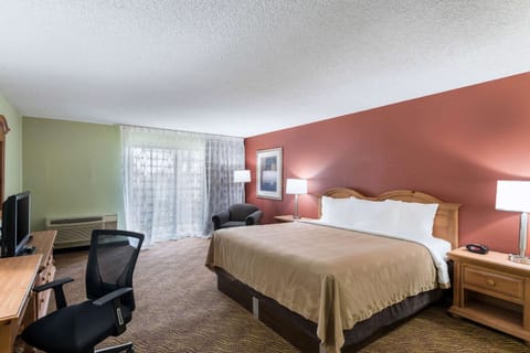 Deluxe King, 1 King Bed, Patio, Table & Chairs, Non-Smoking | In-room safe, desk, blackout drapes, iron/ironing board