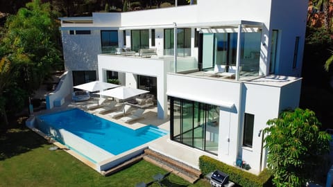 Panoramic views of the sea and mountains