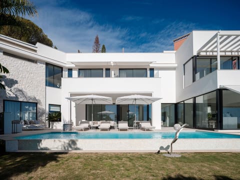 Modern luxury villa in Rio Real with infinity pool and views