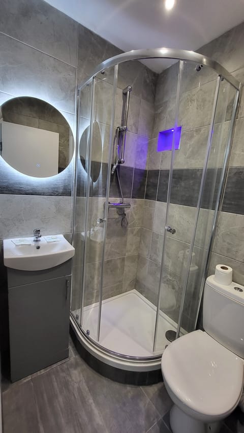 Small Double Ensuite | Bathroom | Free toiletries, hair dryer, towels, soap