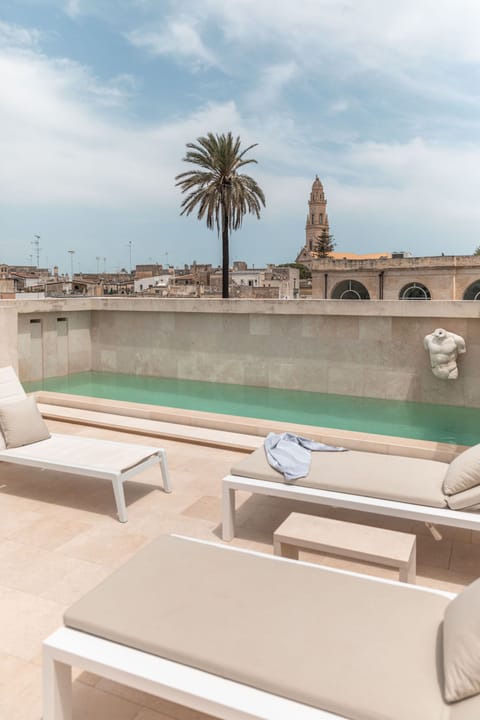 Seasonal outdoor pool, pool umbrellas, sun loungers