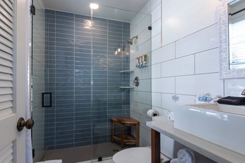 Hackley Room 2 | Bathroom | Shower, free toiletries, hair dryer, towels