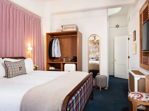 Deluxe Studio, 1 King Bed (The Grand King) | Frette Italian sheets, premium bedding, minibar, in-room safe