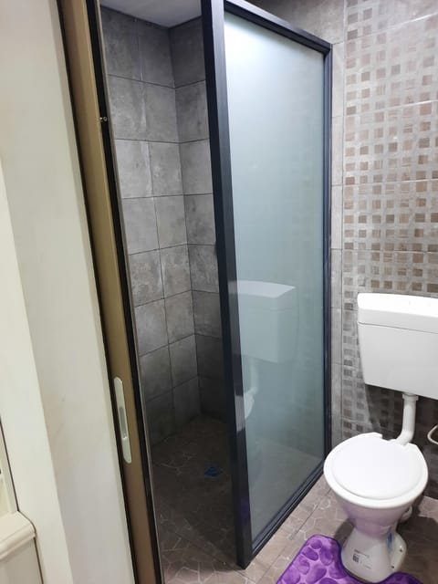 Family Apartment, 2 Bedrooms, Non Smoking, Executive Level | Bathroom | Shower, rainfall showerhead, designer toiletries, hair dryer