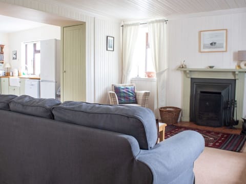 Furniture, Comfort, Couch, Wood, Interior Design, Picture Frame, Flooring, Floor, Living Room, Shade