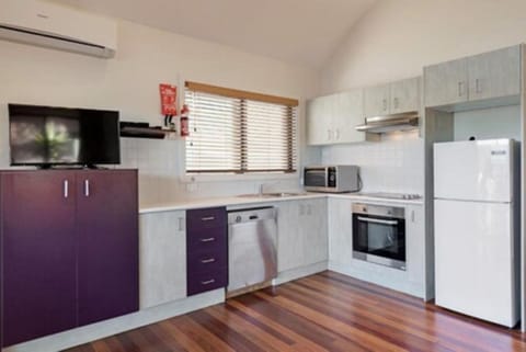 Deluxe 2 Bedroom Cabin - Sleeps 6 | Private kitchen | Fridge, microwave, cookware/dishes/utensils