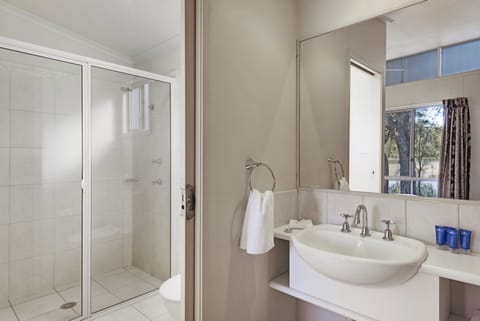 Deluxe 2 Bedroom Cabin | Bathroom | Free toiletries, hair dryer, towels