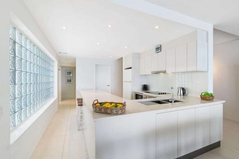 Deluxe Apartment | Private kitchen | Full-size fridge, microwave, oven, stovetop