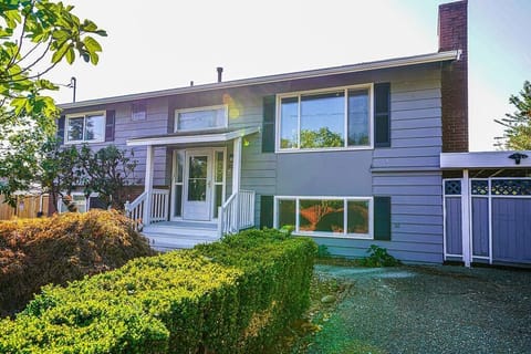 Access to the upper unit through the main door. There are a few steps to the door