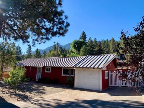 Easy mountain drive takes you to this charming open concept cabin with mountain views and vaulted ceilings.
