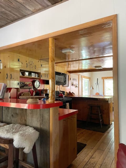 Charming kitchen. Ideal for homemade meals and gathering.