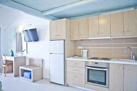 Studio (Split Level) | Private kitchenette | Stovetop, electric kettle